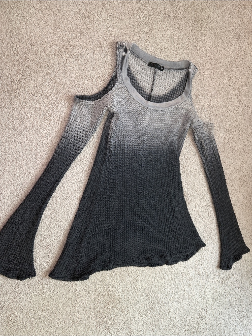 T Party Fashion Ombre Gray to Black Cold-Shoulder Long Sleeve Top Y2K vintage